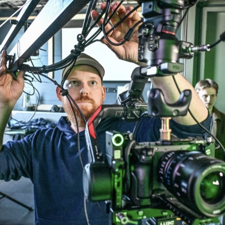 Marius rigger kamera i studio